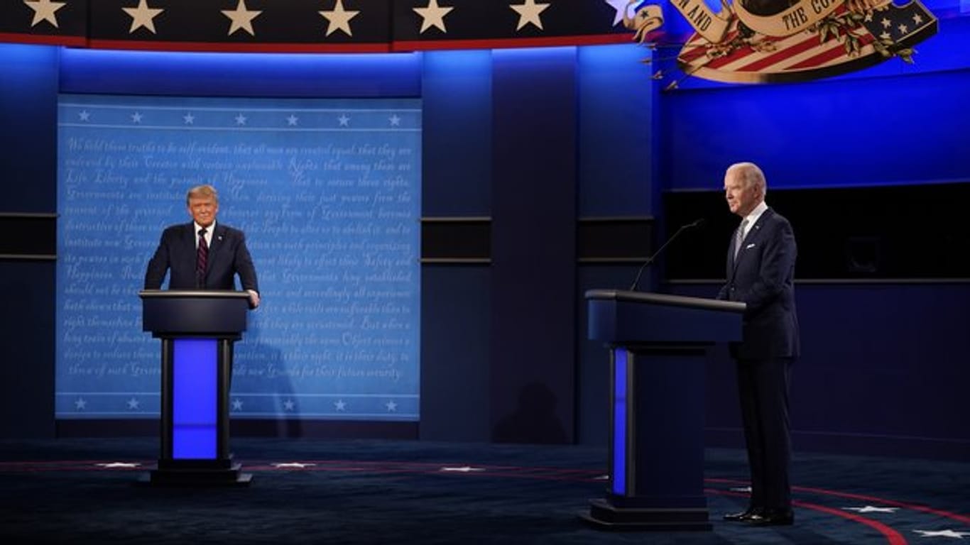 Donald Trump (l) und sein Herausforderer Joe Biden Ende September während der ersten TV-Debatte.