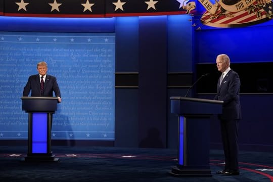Donald Trump (l) und sein Herausforderer Joe Biden Ende September während der ersten TV-Debatte.