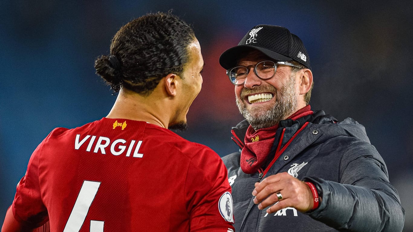 Jürgen Klopp (re.): Liverpools Trainer sichert seinem verletzten Abwehrboss Virgil van Dijk (li.) seine volle Unterstützung zu.