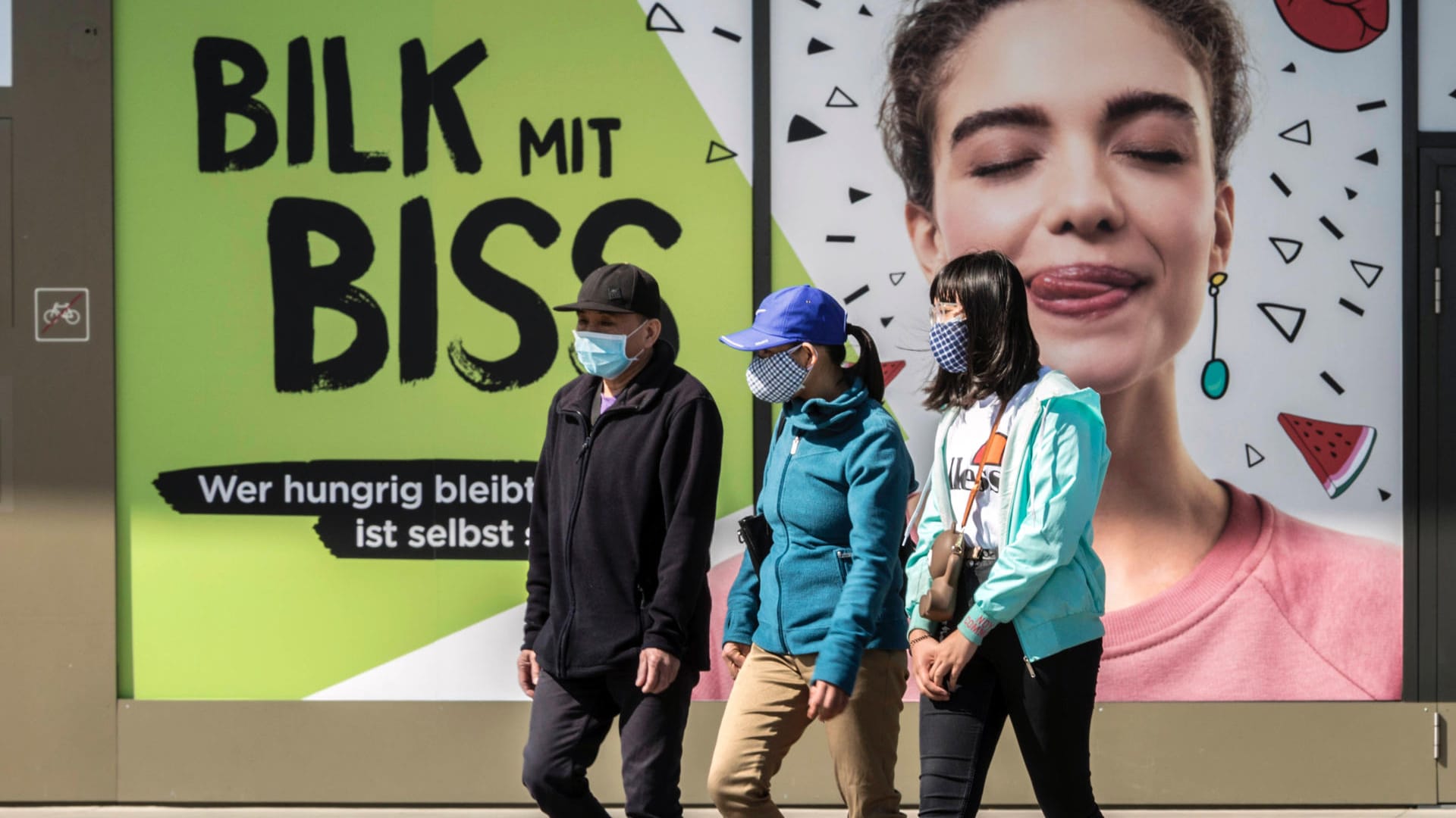 Passanten laufen mit Mund-Nasen-Schutz durch Düsseldorf: Seit Dienstag gilt unter anderem in der Altstadt eine Maskenpflicht.