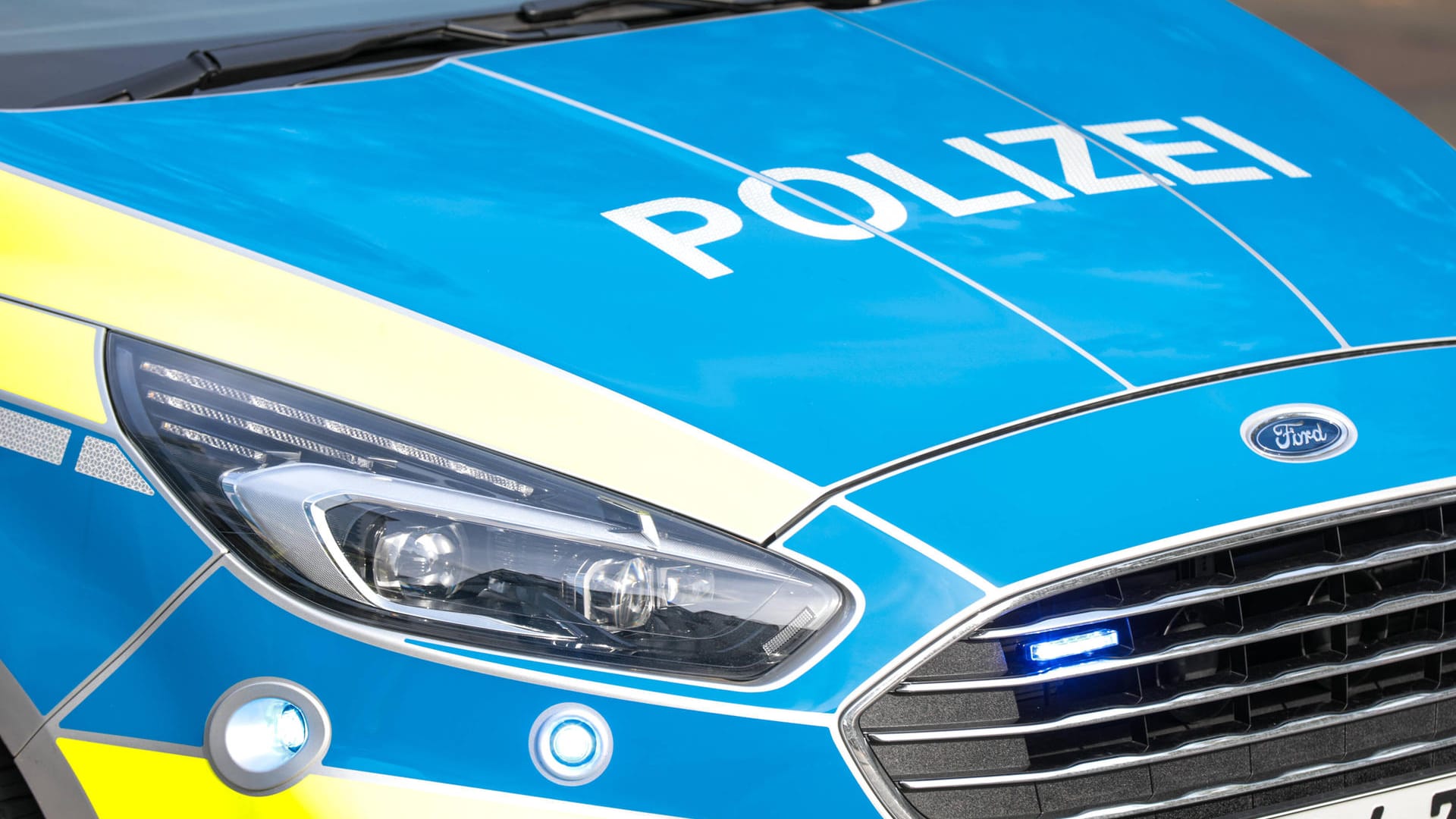 Polizeiwagen (Symbolbild): In Bonn musste die Polizei einen Wohnungsverweis wegen häuslicher Gewalt aussprechen.