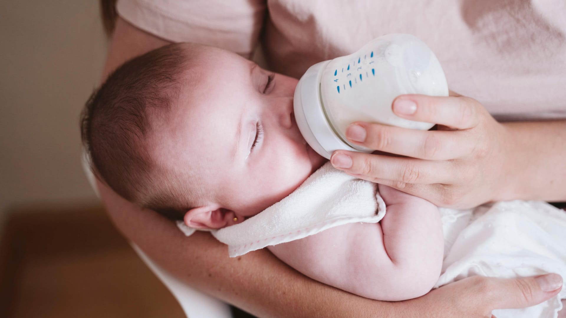 Fläschchen statt Stillen: Eine Studie zeigt, wie viel Mikroplastik Babys so aufnehmen könnten.