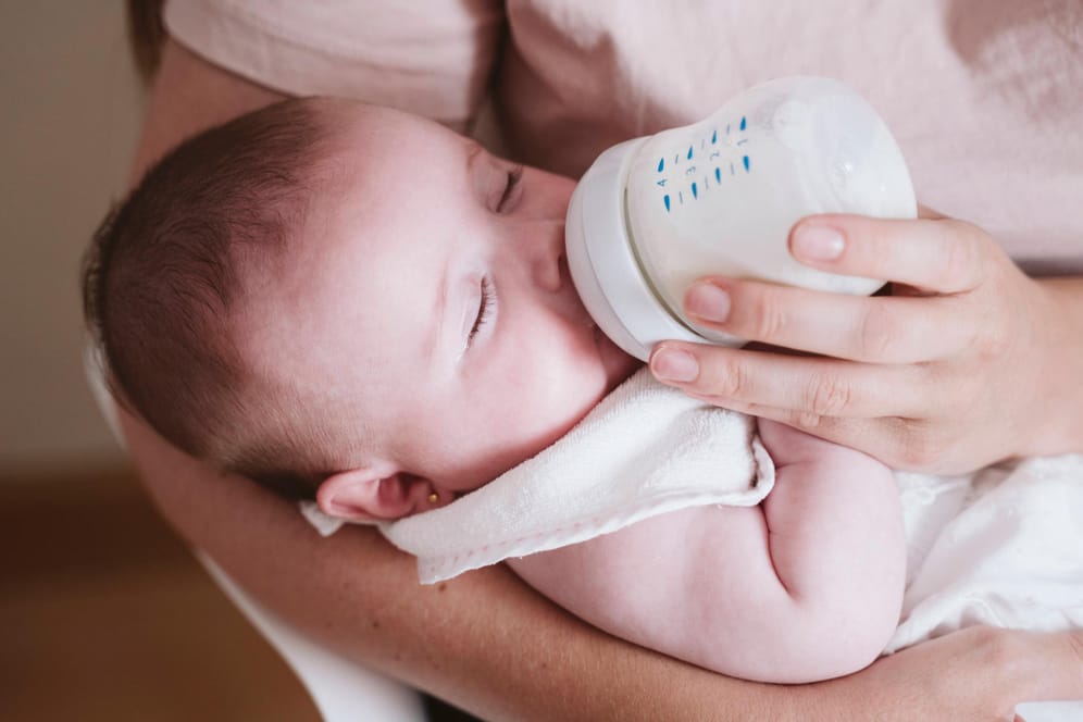 Fläschchen statt Stillen: Eine Studie zeigt, wie viel Mikroplastik Babys so aufnehmen könnten.