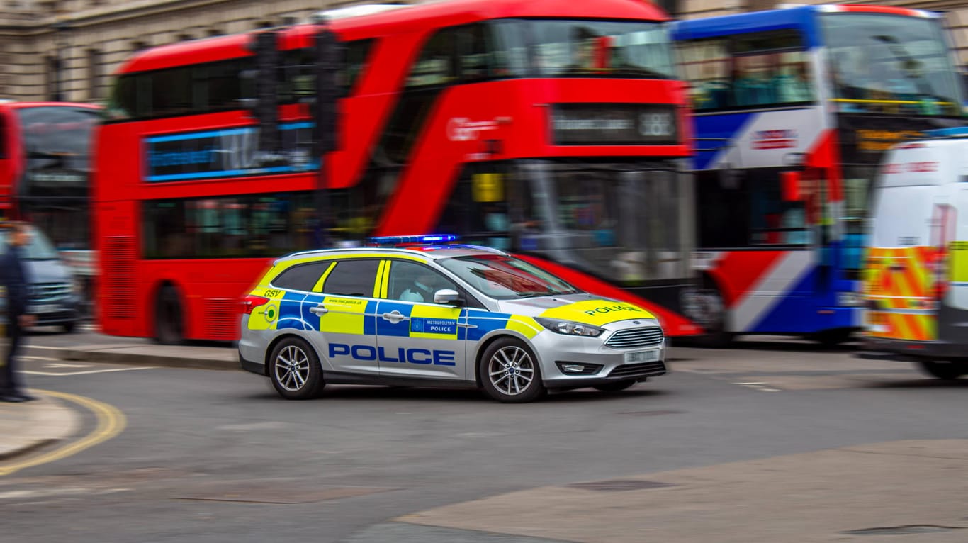 Polizeiauto auf dem Weg zum Polizeieinsatz: Der Mann wurde am Flughafen Standsted aufgegriffen. (Symbolbild)