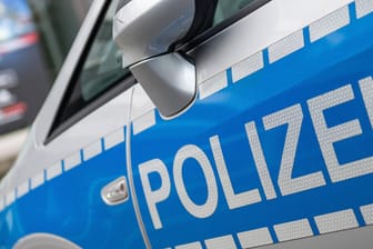 Polizeiauto (Symbolbild): In Hagen haben Beamte einen Schlagring und Drogen sichergestellt.