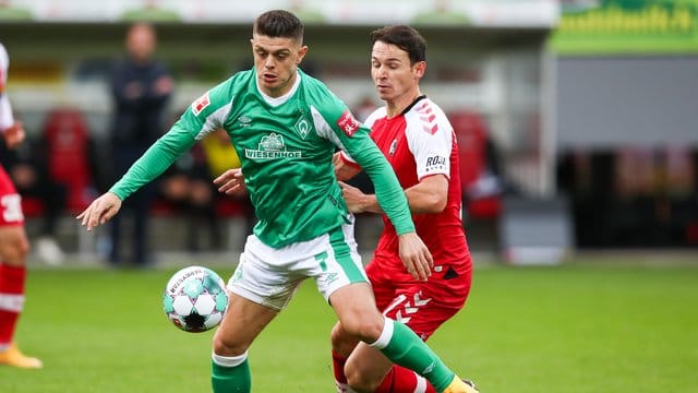 Bremens Milot Rashica (l) im Spiel gegen den SC Freiburg.