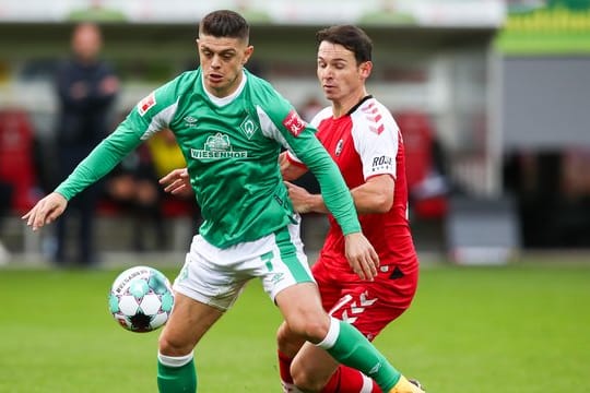 Bremens Milot Rashica (l) im Spiel gegen den SC Freiburg.