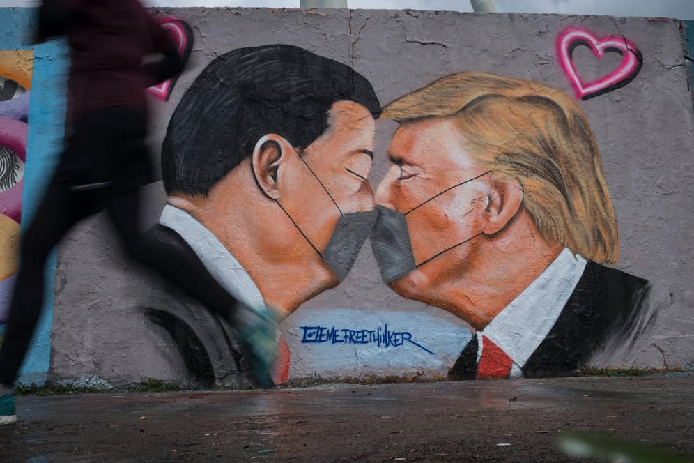 Xi Jinping und Donald Trump auf einem Graffito: Experten glauben, dass China trotz allen Streits mit einer Wiederwahl Donald Trumps sehr gut leben könnte.