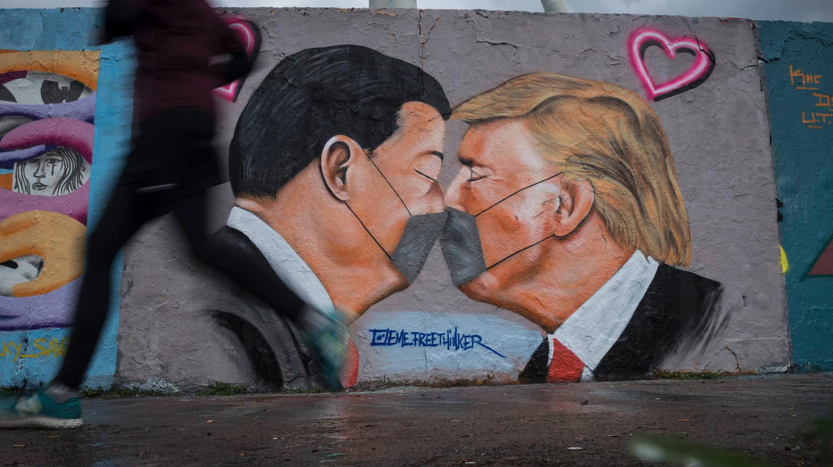 Xi Jinping und Donald Trump auf einem Graffito: Experten glauben, dass China trotz allen Streits mit einer Wiederwahl Donald Trumps sehr gut leben könnte.