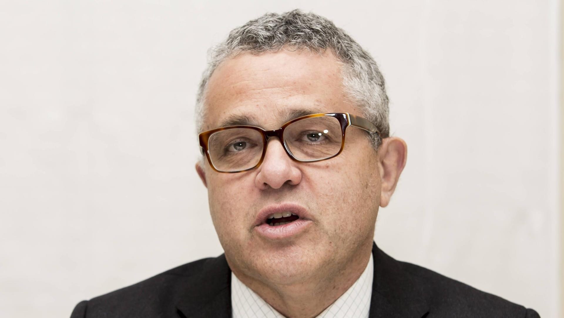 Jeffrey Toobin: Jeffrey Ross Toobin ist ein US-amerikanischer Anwalt, Blogger, Autor und Rechtsanalyst für CNN und The New Yorker. Jetzt wurde er suspendiert.