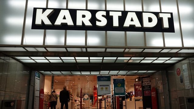 Ein Sicherheitsmann steht vor einer Karstadt-Filiale (Symbolbild): Düsseldorf setzt Mitarbeiter der Warenhauskette gegen Corona ein.