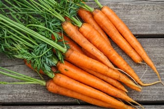 Möhren: Beim Kauf erkennt man frische Karotten an einem intensiven Orange und einer knackig-festen Konsistenz.