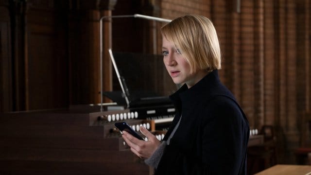 Eine heiße Spur führt die Fahnderin Nora Weiss (Anna Maria Mühe) in eine Kirche.