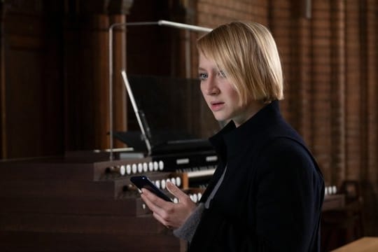 Eine heiße Spur führt die Fahnderin Nora Weiss (Anna Maria Mühe) in eine Kirche.