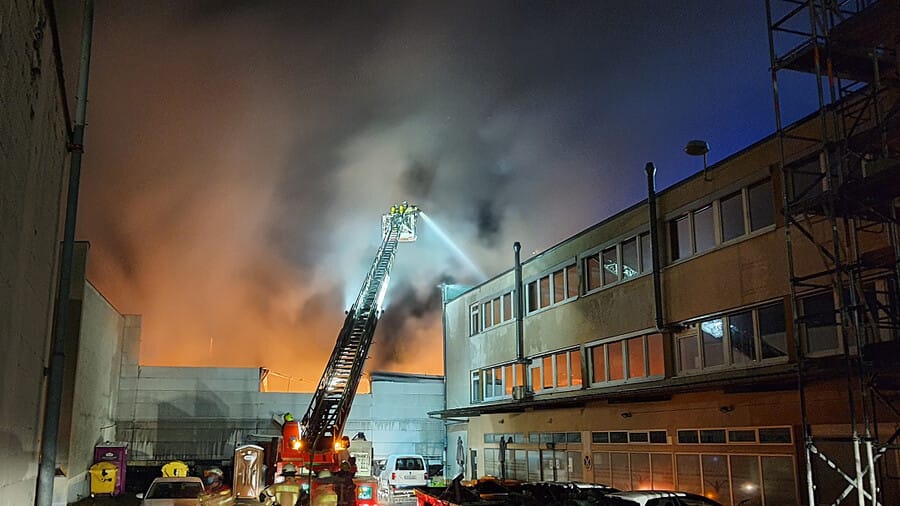 Löschfahrzeug im Einsatz: In der Badstraße war die Feuerwehr stundenlang mit dem Löschen beschäftigt.