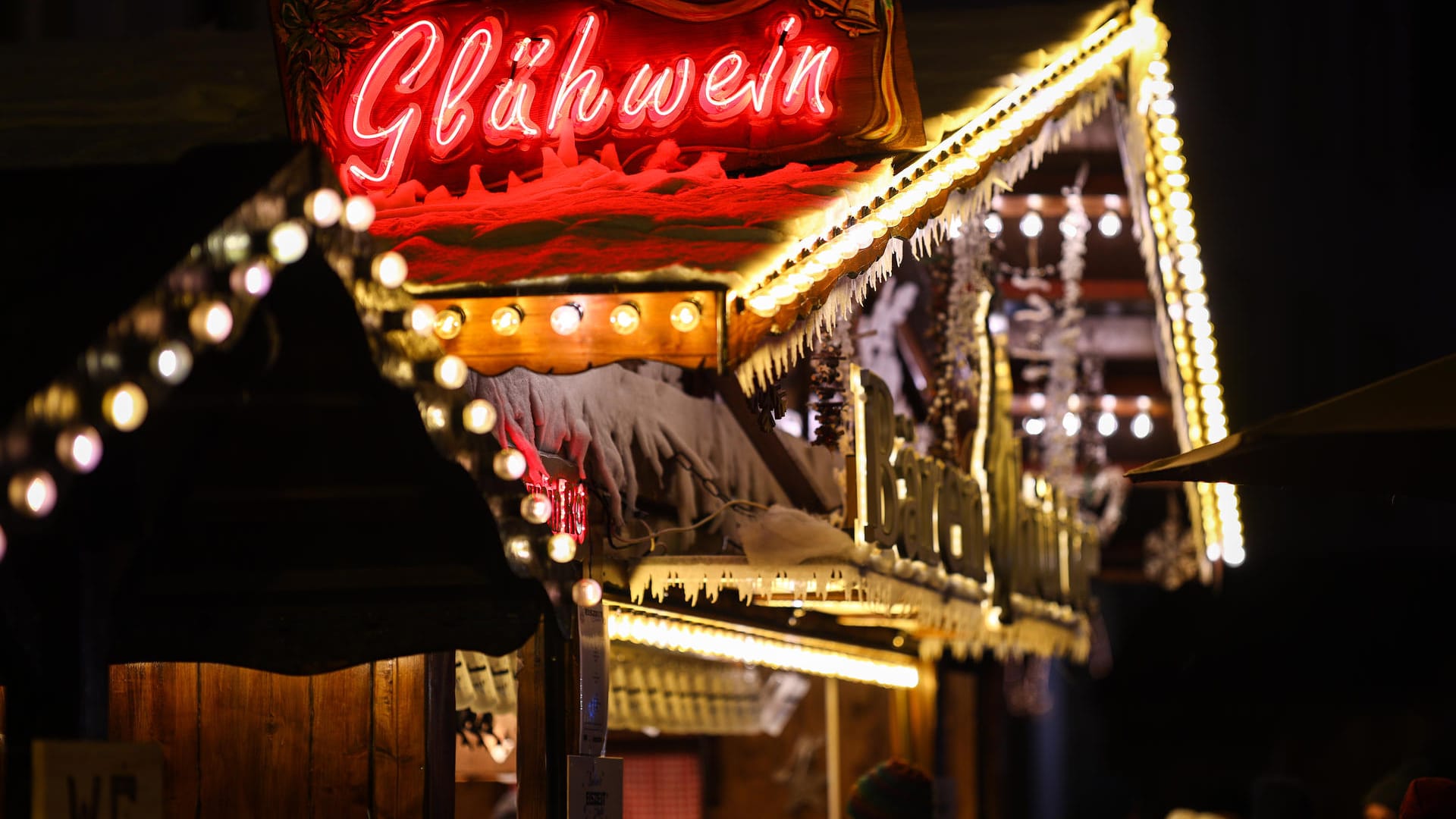 Leuchtschrift auf einem Weihnachtsmarktstand (Archivbild): Der Karlsruher Christkindlesmarkt soll vor der Absage stehen.