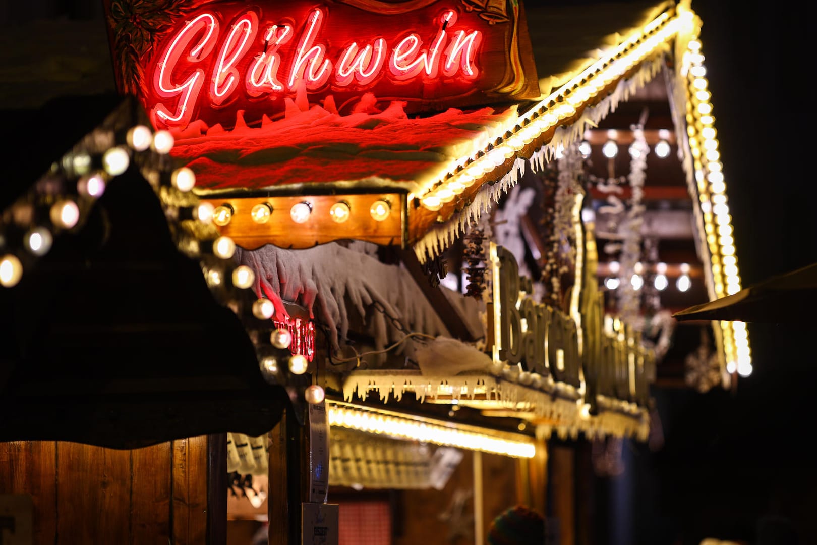 Leuchtschrift auf einem Weihnachtsmarktstand (Archivbild): Der Karlsruher Christkindlesmarkt soll vor der Absage stehen.