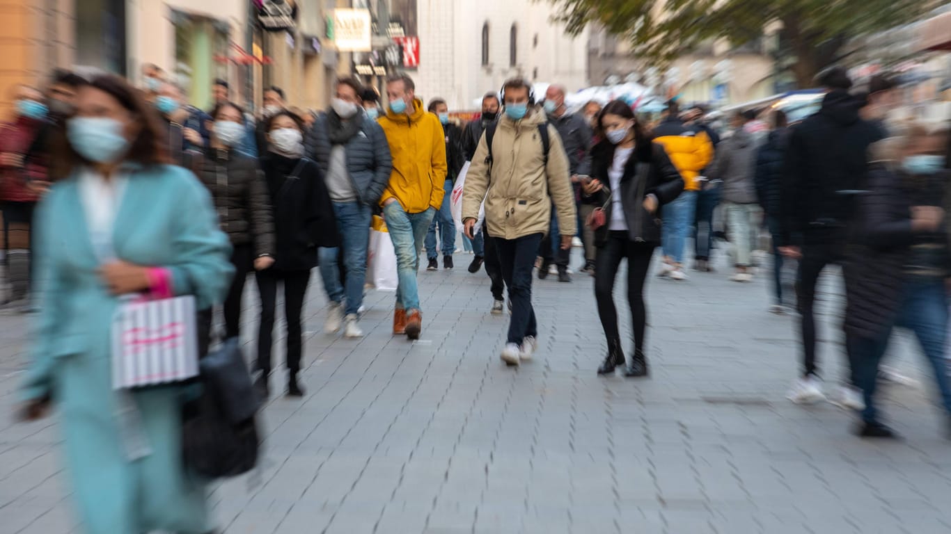 Menschen in einer Fußgängerzone tragen Masken: Der Berliner Senat verschärft nun die Maskenpflicht in der Hauptstadt.