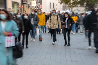 Menschen in einer Fußgängerzone tragen Masken: Der Berliner Senat verschärft nun die Maskenpflicht in der Hauptstadt.