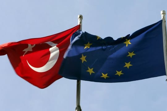 Die türkische und die europäische Flagge.