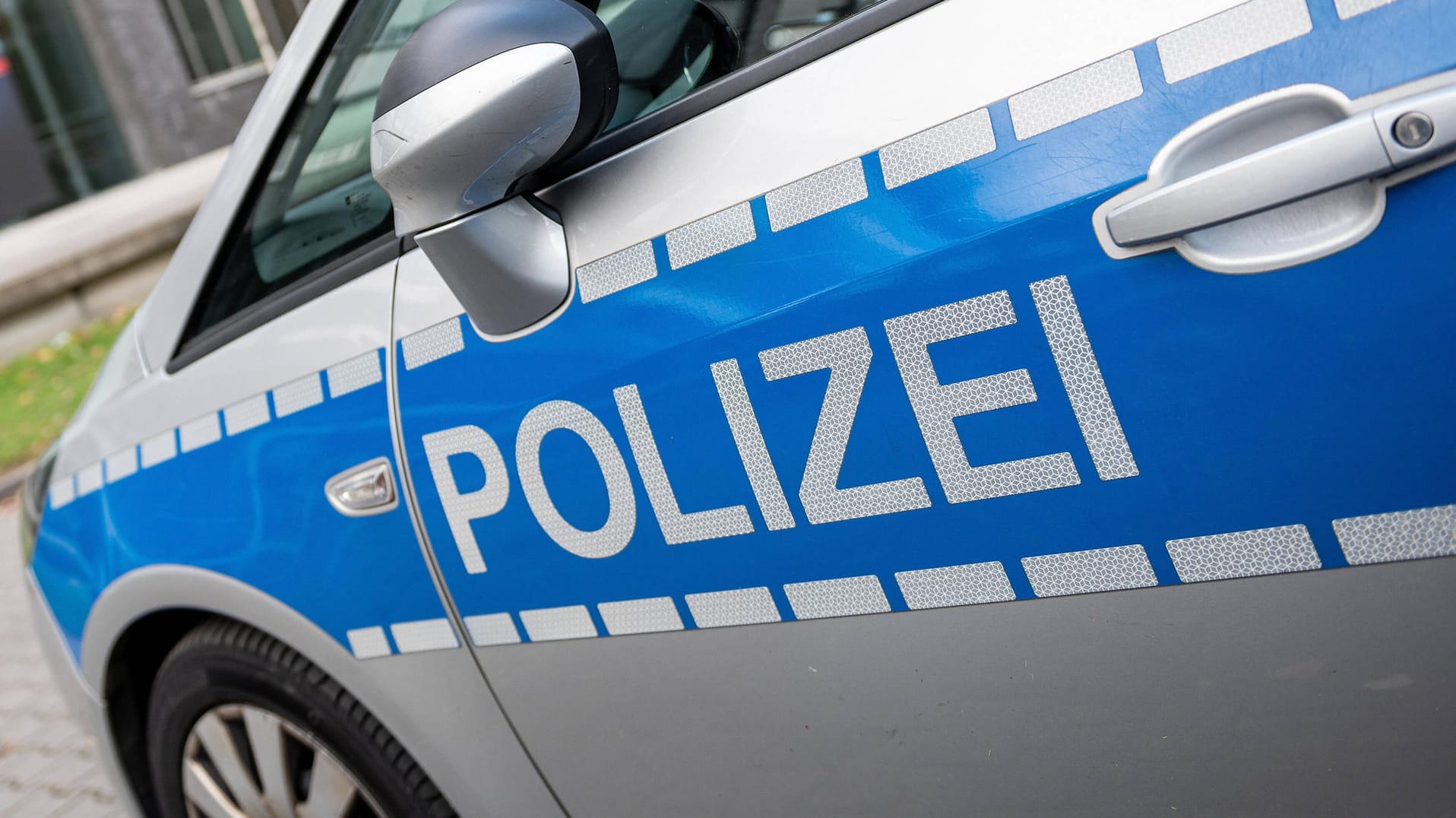 Kassel: Ein riskantes Überholmanöver hat die Polizei in Kassel auf die Spur eines völlig betrunkenen Autofahrers gebracht. Kassel: Ein riskantes Überholmanöver hat die Polizei in Kassel auf die Spur eines völlig betrunkenen Autofahrers gebracht.