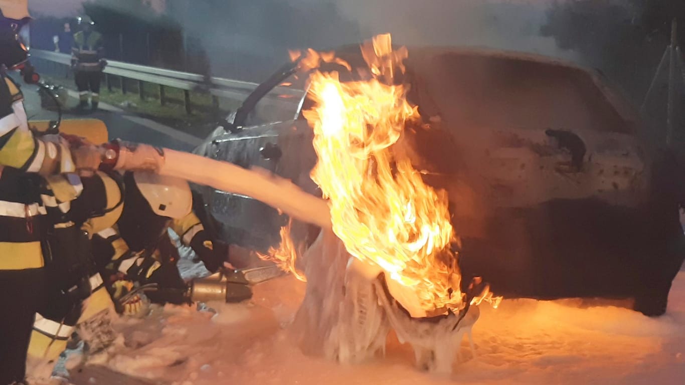 Einsatz auf der A99: Ein Pkw fing plötzlich Feuer.
