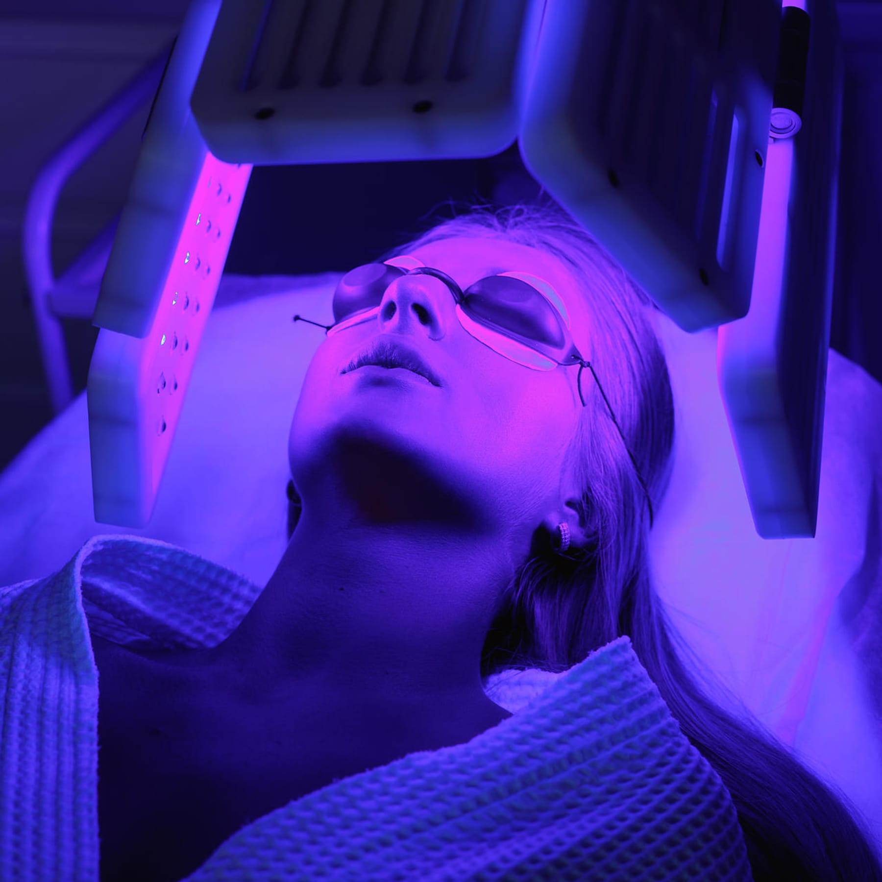 Lichttherapie: Lässt blaues Licht Pickel und Falten verschwinden?