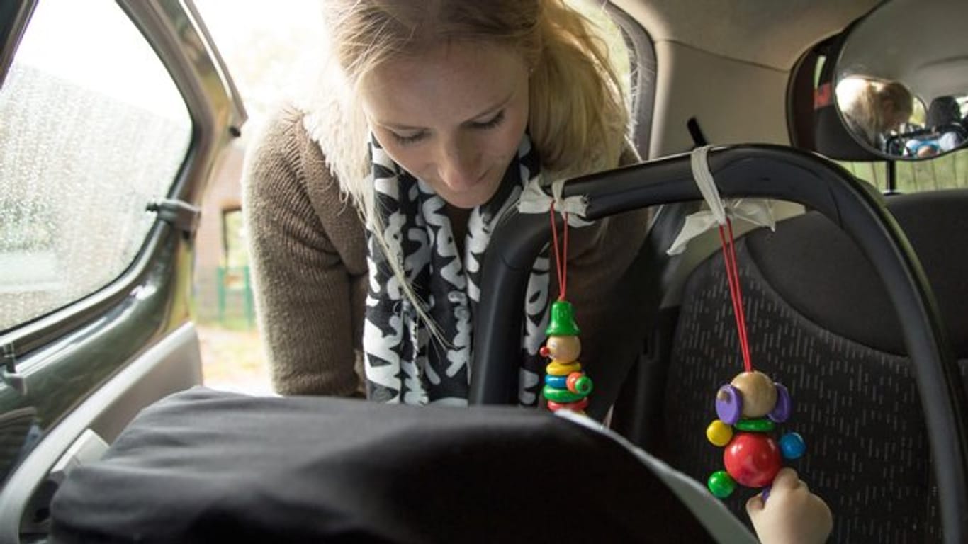 Baby an Bord: Neben einem guten Kindersitz ist dessen stets korrekte Montage wichtig, um den Nachwuchs sicher im Auto mitnehmen zu können.