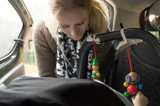 Baby an Bord: Neben einem guten Kindersitz ist dessen stets korrekte Montage wichtig, um den Nachwuchs sicher im Auto mitnehmen zu können.
