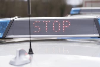 Polizeiauto mit Anzeige (Symbolbild): Die Polizei in Wolfsburg hat einen Autofahrer mit 2,02 Promille gestoppt.