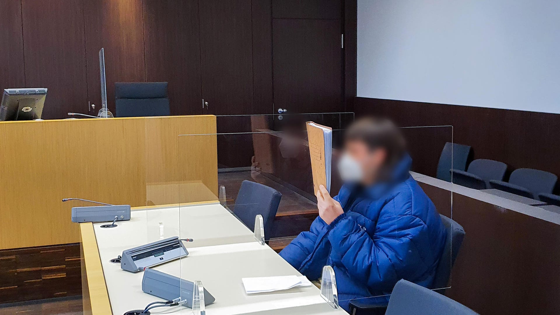 Der Angeklagte sitzt in einem Gerichtssaal des Amtsgerichts: Als Praktikant in der Krankenpflege hatte er eine Seniorin in entwürdigender Weise gefilmt. Der Angeklagte sitzt in einem Gerichtssaal des Amtsgerichts: Als Praktikant in der Krankenpflege hatte er eine Seniorin in entwürdigender Weise gefilmt.