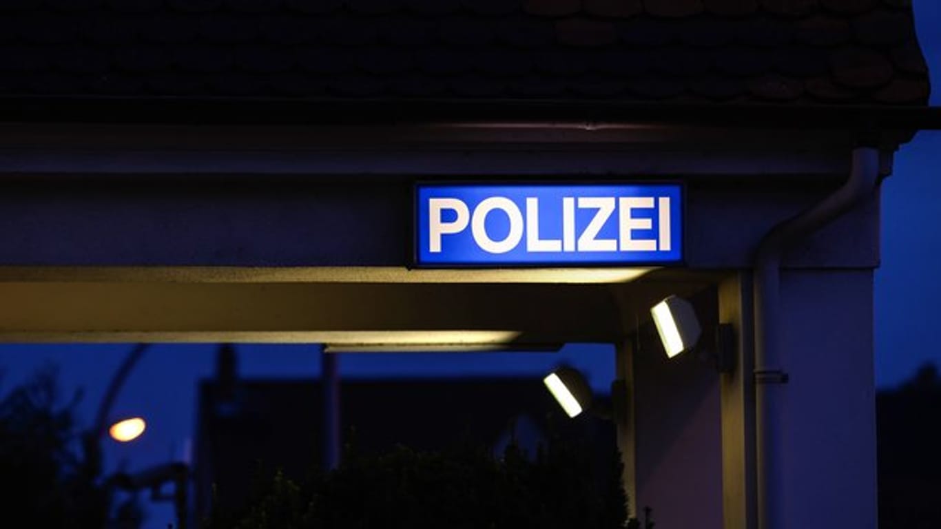 Ein Schild mit der Aufschrift "Polizei": Ein Mann wurde tot in einem Brunnen aufgefunden.