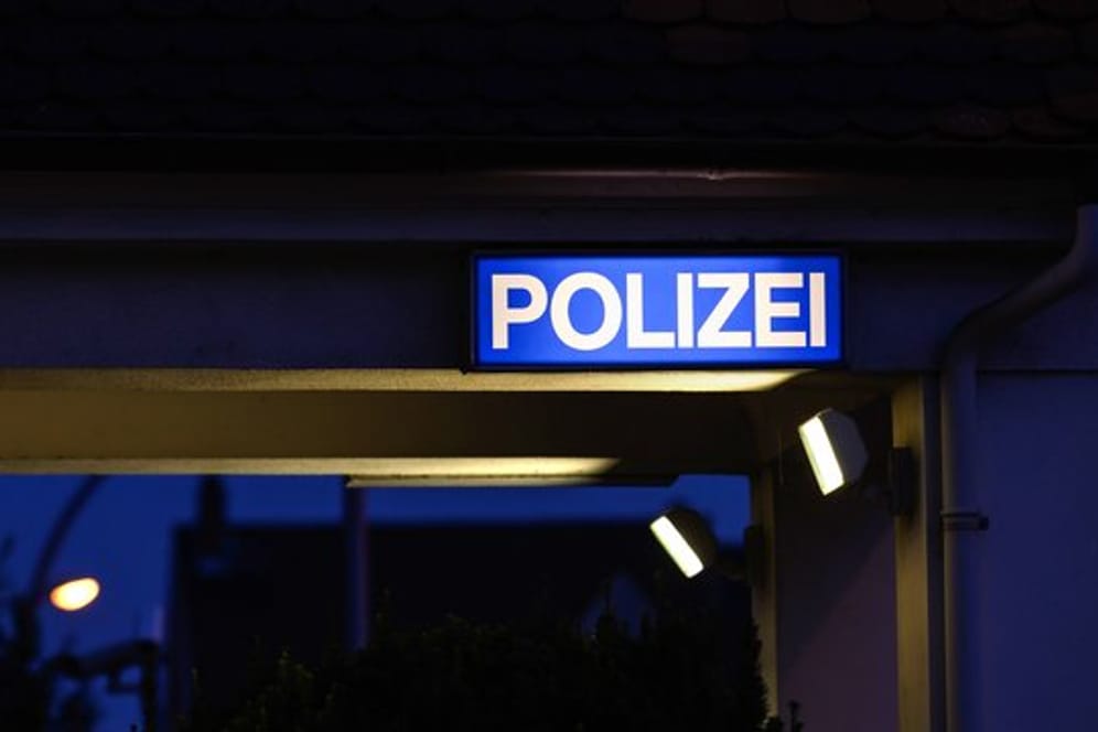 Ein Schild mit der Aufschrift "Polizei": Ein Mann wurde tot in einem Brunnen aufgefunden.
