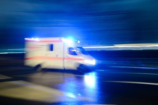 Ein Krankenwagen mit Blaulicht: Eine Frau wurde von einem Müllwagen angefahren und kam mit schweren Verletzungen ins Krankenhaus.