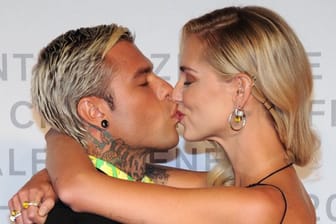 Model Chiara Ferragni mit ihrem Mann, den Sänger Fedez, auf dem Roten Teppich in Venedig 2019.