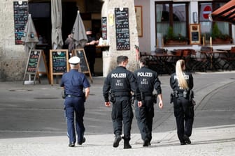 Berchtesgaden am Dienstagnachmittag: Polizisten kontrollieren die am Vortag erlassenen Ausgangsbeschränkungen.