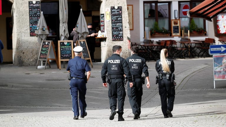 Berchtesgaden am Dienstagnachmittag: Polizisten kontrollieren die am Vortag erlassenen Ausgangsbeschränkungen.