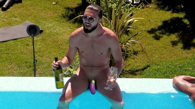 Matti: Er badete völlig hüllenlos in der Frauen-Villa von "Temptation Island VIP".