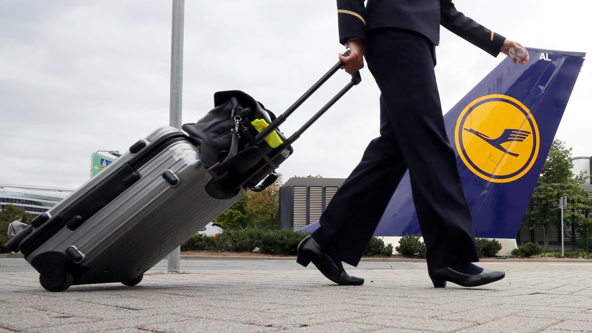 Lufthansa-Flugbegleiterin auf dem Weg zur Arbeit (Symbolbild): Die Fluggesellschaft steckt weiter in den roten Zahlen fest.