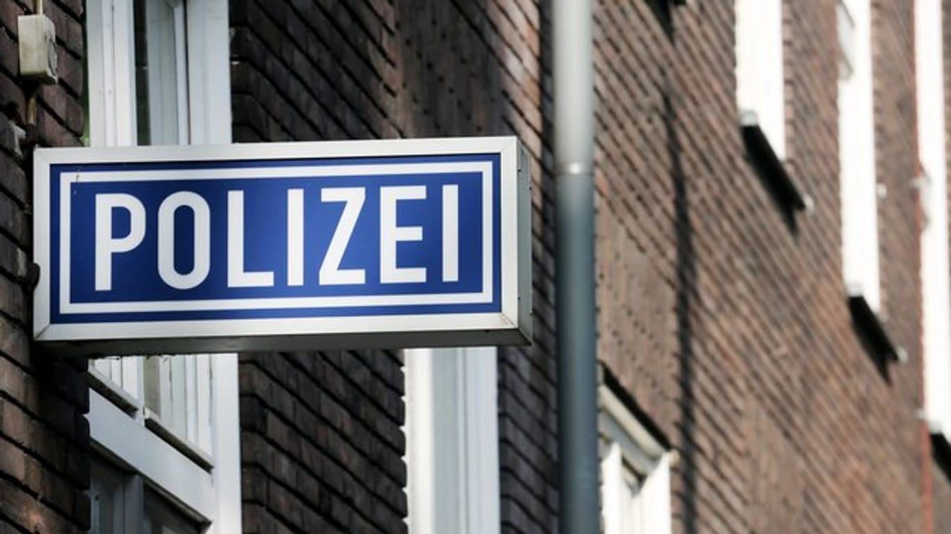 Ein Polizei-Schild hängt an einem Polizeipräsidium (Symbolbild): In Wuppertal wurden bei einer mutmaßlichen Schleuserbande drei Schlauchboote gefunden.