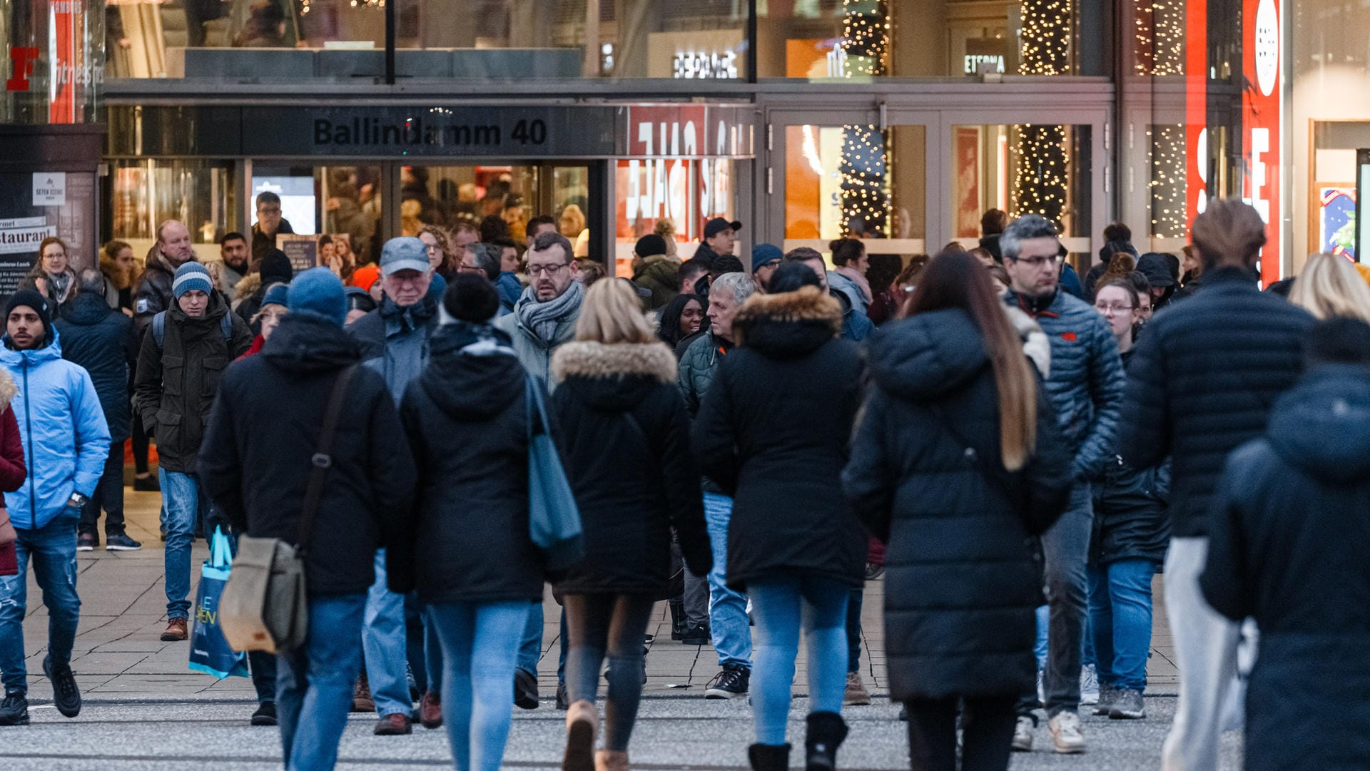 Verkaufsoffener Sonntag in Hamburg (Archivbild): Hilft Shoppen am Sonntag gegen die Corona-Krise? Verkaufsoffener Sonntag in Hamburg (Archivbild): Hilft Shoppen am Sonntag gegen die Corona-Krise?