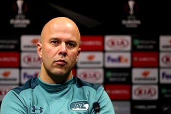 Alkmaar-Trainer Arne Slot muss in der Europa League beim SSC Neapel auf insgesamt 13 Spieler verzichten.