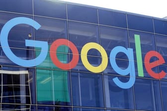 Das Logo von Google an der Fassade des Hauptsitzes des Mutterkonzerns Alphabet in Mountain View.