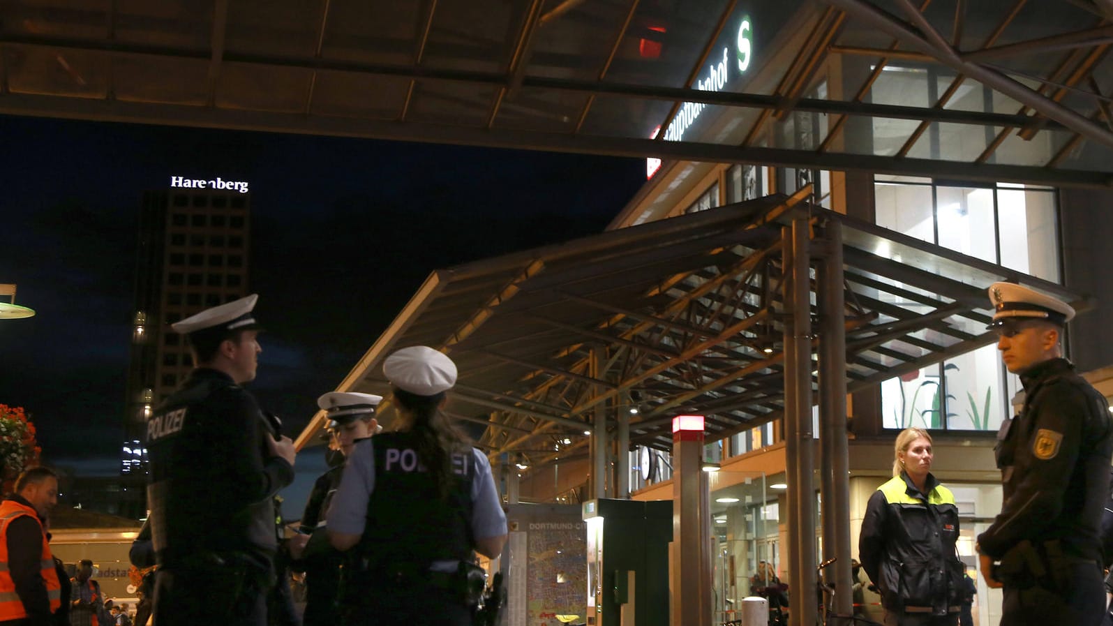 Polizisten vor dem Dortmunder Hauptbahnhof (Symbolbild): Beamte mussten hier einen Schwarzfahrer aus einem Zug holen. Polizisten vor dem Dortmunder Hauptbahnhof (Symbolbild): Beamte mussten hier einen Schwarzfahrer aus einem Zug holen.