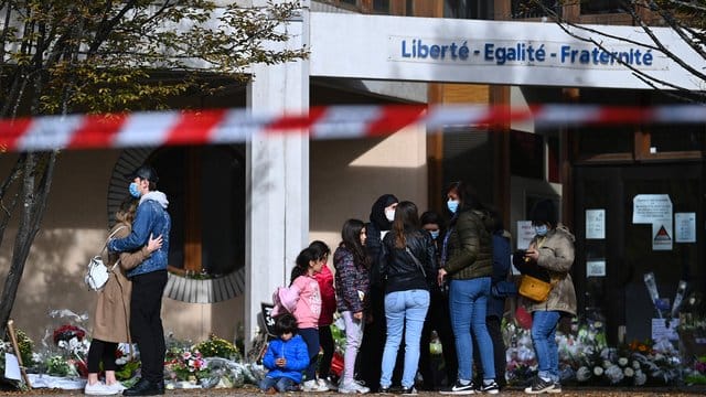 Schüler gedenken vor dem College du Bois d'Aulne bei Paris des ermordeteten Geschichtslehrer Samuel Paty. Schüler gedenken vor dem College du Bois d'Aulne bei Paris des ermordeteten Geschichtslehrer Samuel Paty.