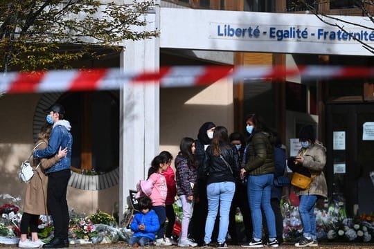 Schüler gedenken vor dem College du Bois d'Aulne bei Paris des ermordeteten Geschichtslehrer Samuel Paty.