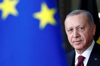 Der türkische Präsident Erdogan bei einem Besuch in Brüssel im März: Griechenland fordert, dass Deutschland der Türkei keine Waffen mehr verkauft.