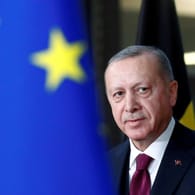 Der türkische Präsident Erdogan bei einem Besuch in Brüssel im März: Griechenland fordert, dass Deutschland der Türkei keine Waffen mehr verkauft.