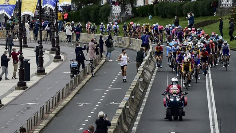 Das Fahrerfeld auf der ersten Vuelta-Etappe in Aktion.