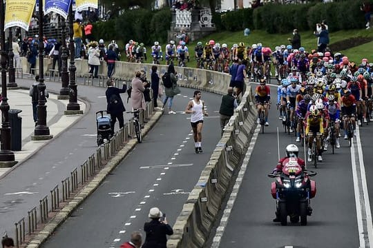 Das Fahrerfeld auf der ersten Vuelta-Etappe in Aktion.